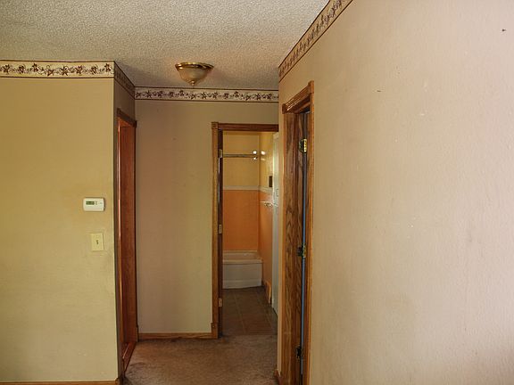 Hallway to bedrooms & bath