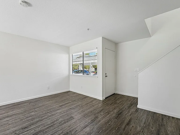 13-web-or-mls-403-425 Junction Ave 109A-S1807-011