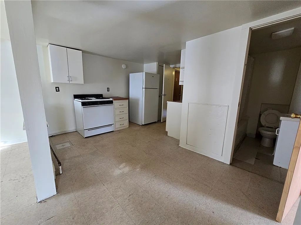 2 bed, 1.0 bath, 4032 sqft, $1,100 — Photo 4