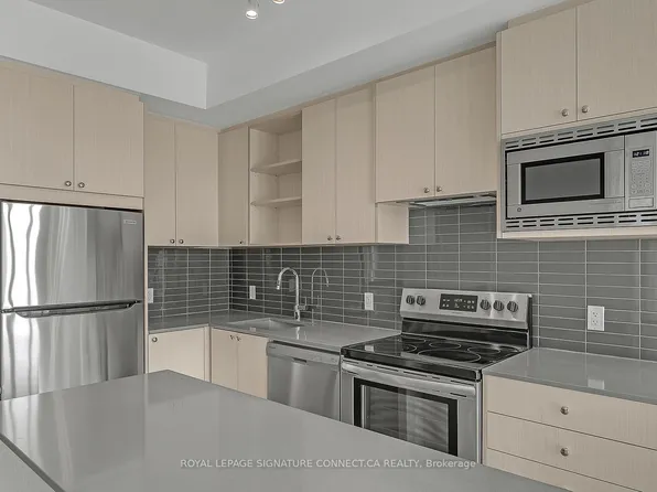 60 George Butchart Dr #111, Toronto, ON M3K 1Y2