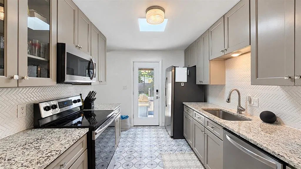 4 bed, 3.0 bath, 1850 sqft, $3,400 — Photo 4