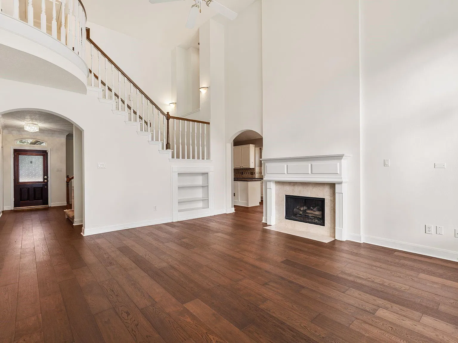 4 bed, 2.5 bath, 2582 sqft, $3,500 — Photo 2