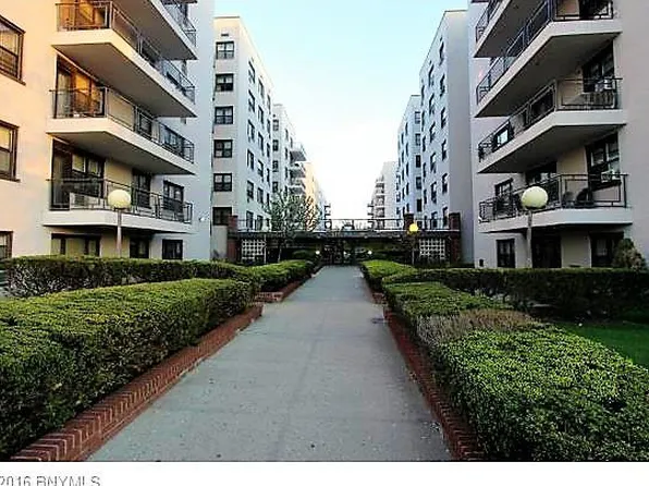 3090 Voorhees Avenue image 1 of 6