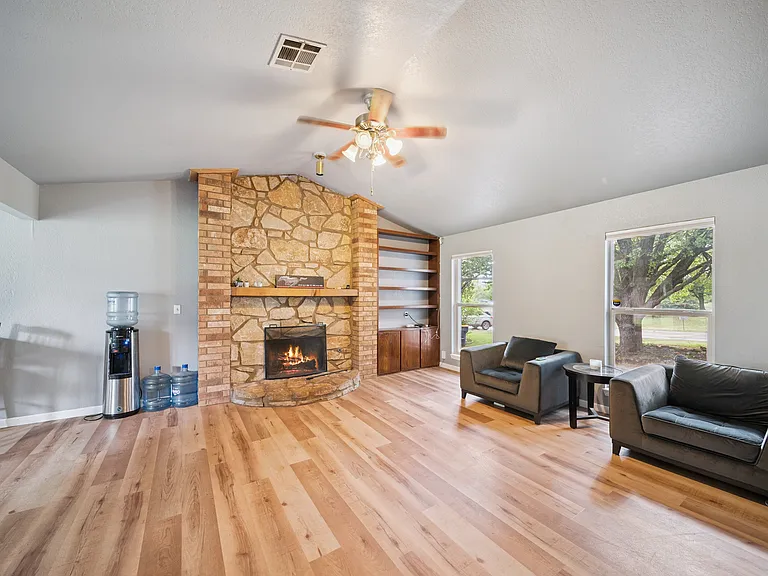 1615 N Briarwood St — Photo 3