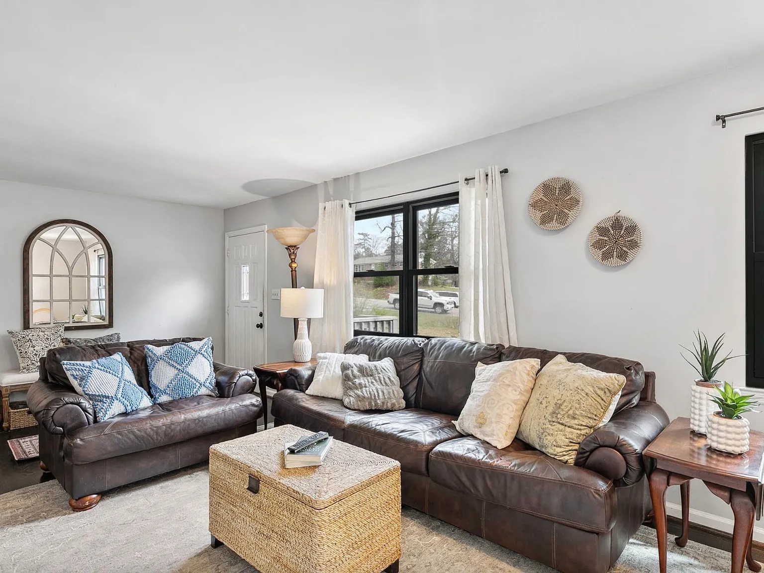 4 bed, 2.0 bath, 2700 sqft, $2,595 — Photo 3