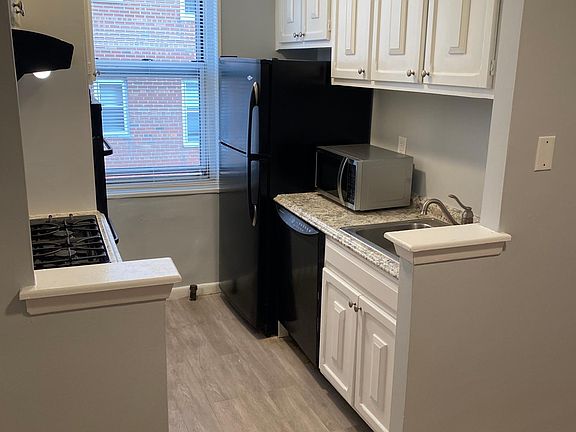 3rd image of 10 Lake St APT 3