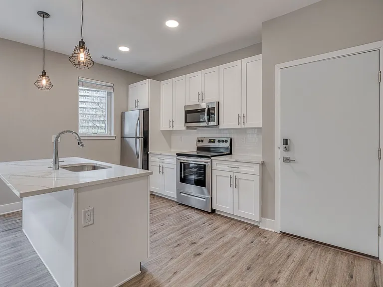 Brand New Luxury Apartments — Photo 6