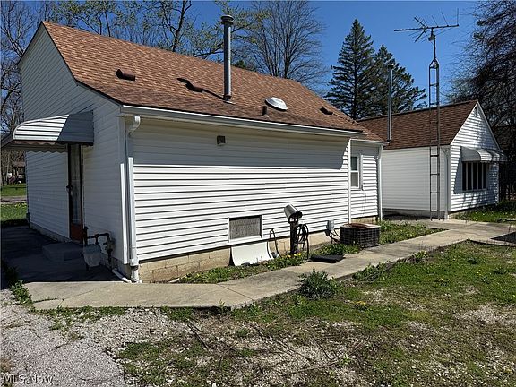 5th image of 1420 Howe Rd
