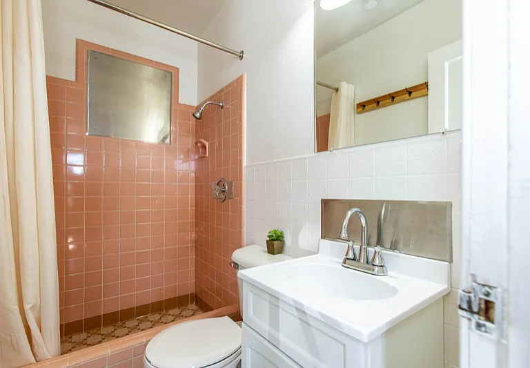 210 E North St #3 — Photo 4
