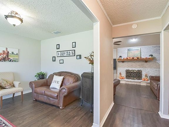 4th image of 10110 Carlton Pkwy