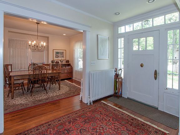 Entry Foyer / Dining Rm