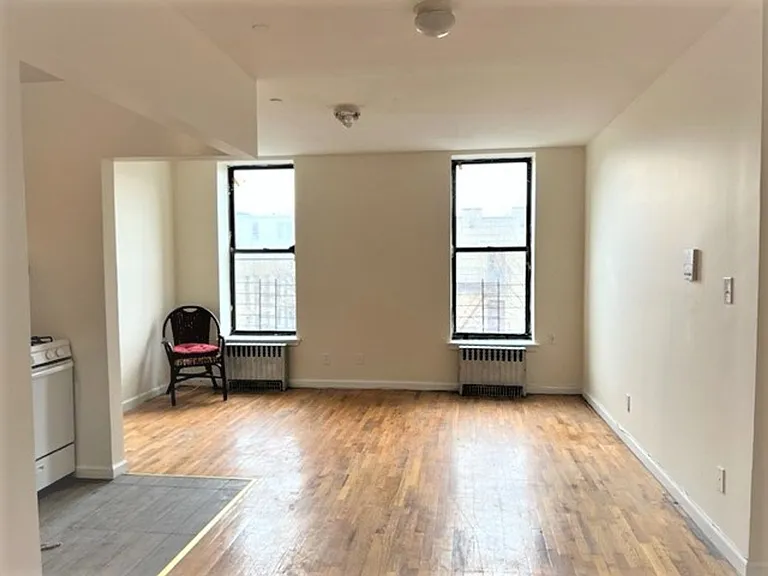 1256 Clay Ave — Photo 2