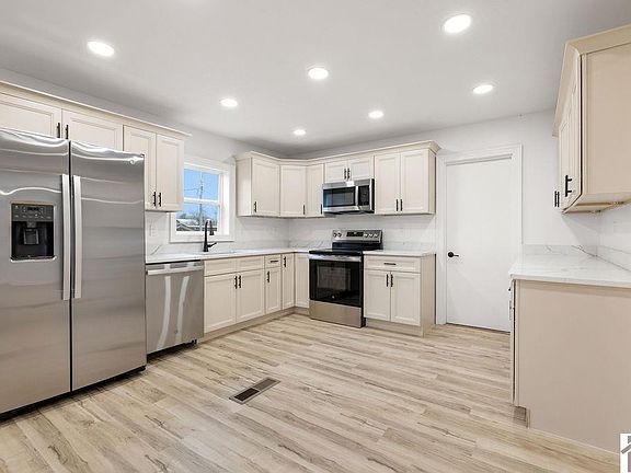 4th image of 5649 Benton Rd