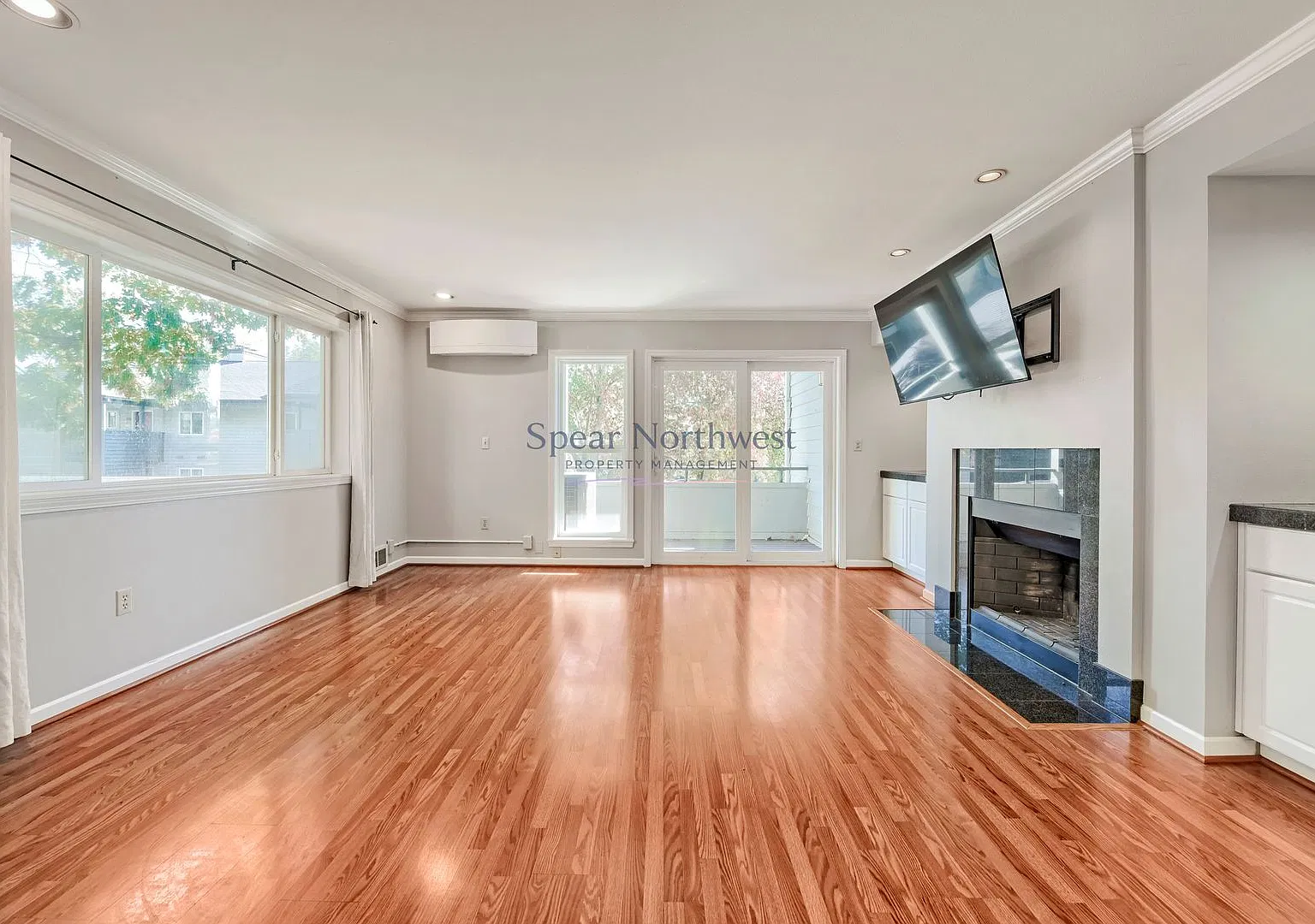 River-View 2BD/2BA End-Unit Condo at Heron Pointe Steps to the Willamette Greenway — Photo 4