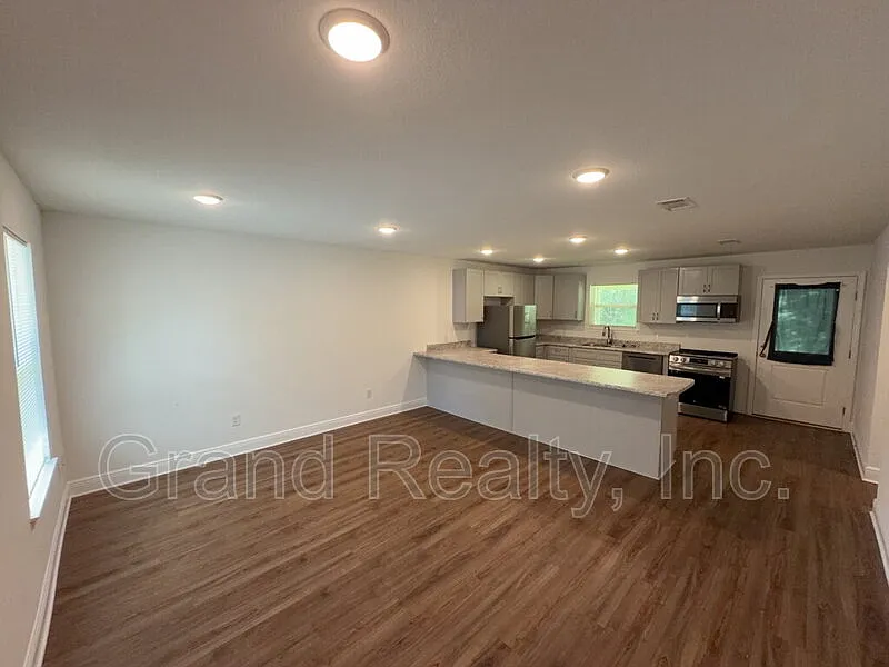 4 bed, 2.5 bath, 1259 sqft, $1,799 — Photo 2