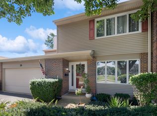 20 Pebblewood Trl, Naperville, IL 60563