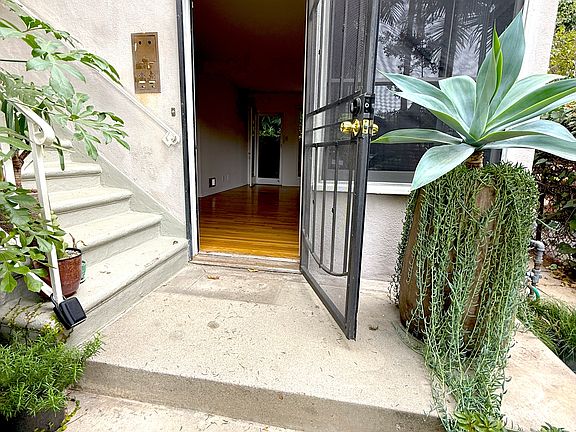 3rd image of 2120 1/2 S Beverly Glen Blvd