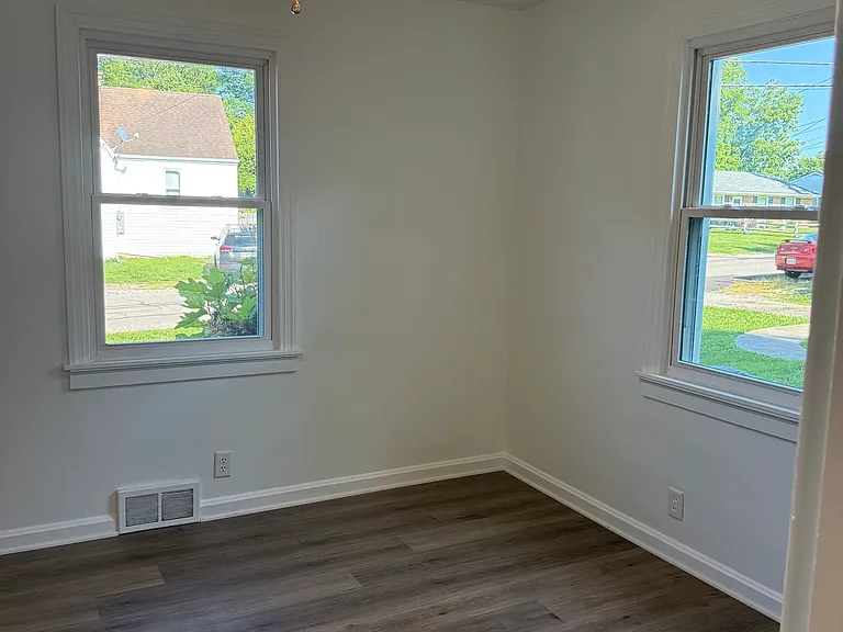 8323 Saint Clair Ave — Photo 4