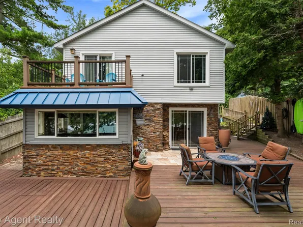 312 Beach Dr, Oakland, MI 48363