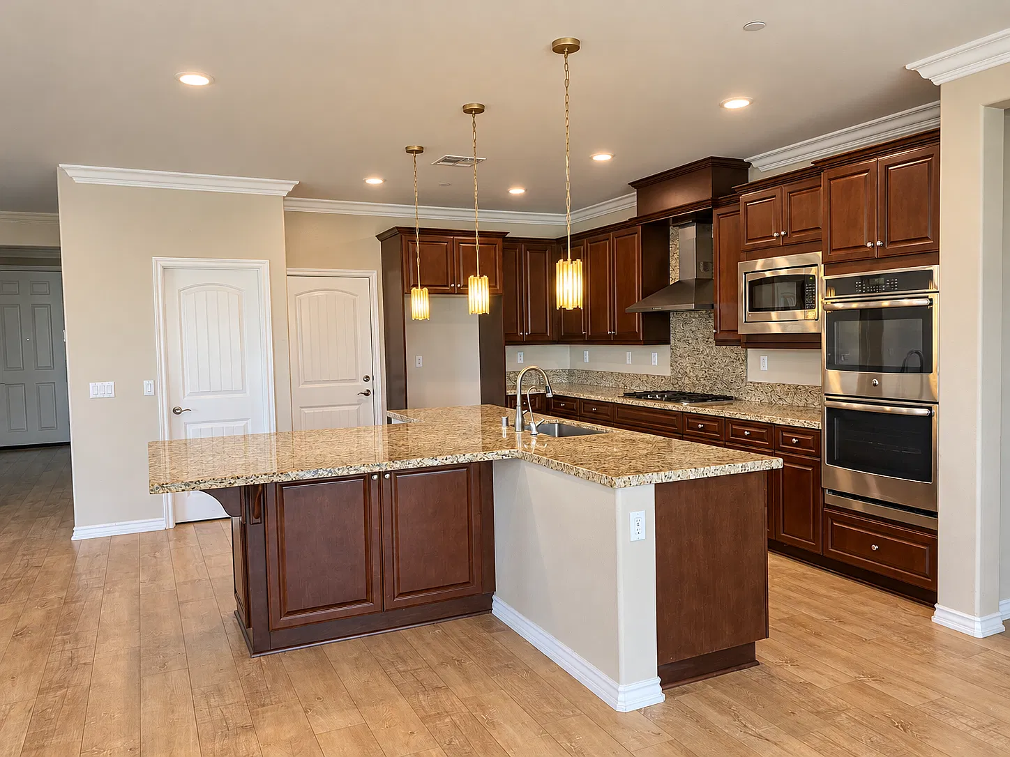 5 bed, 3823 sqft, $4,450 — Photo 3