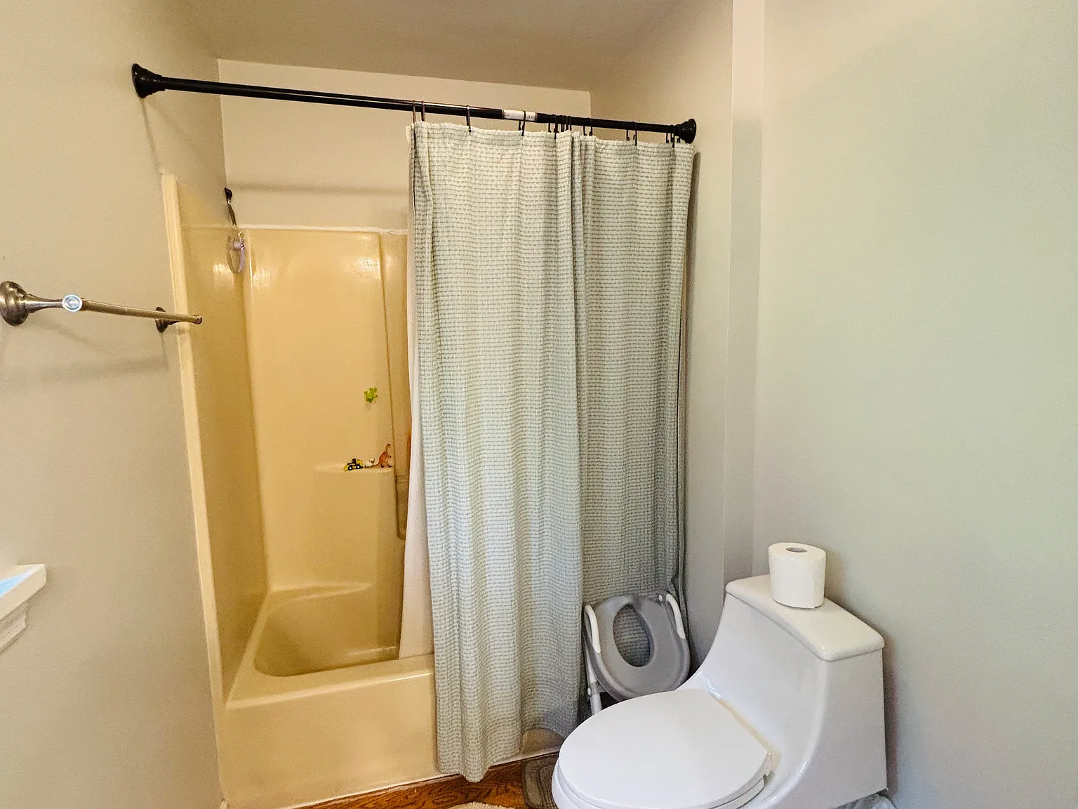 2 bed, 1400 sqft, $2,200 — Photo 4