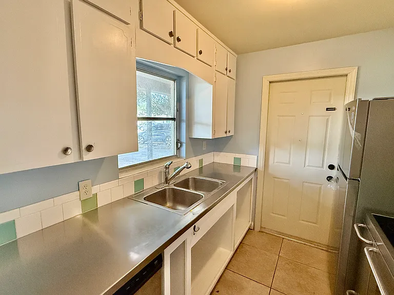 1112 Northview Dr — Photo 4