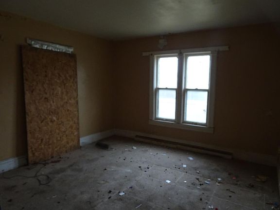 4th image of 254 E John St