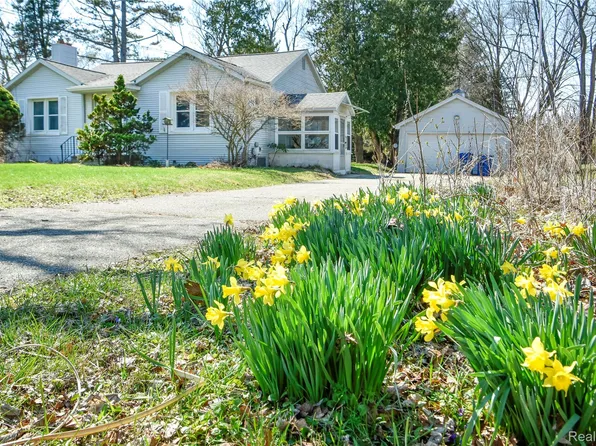 1493 Merry Rd, Waterford, MI 48328