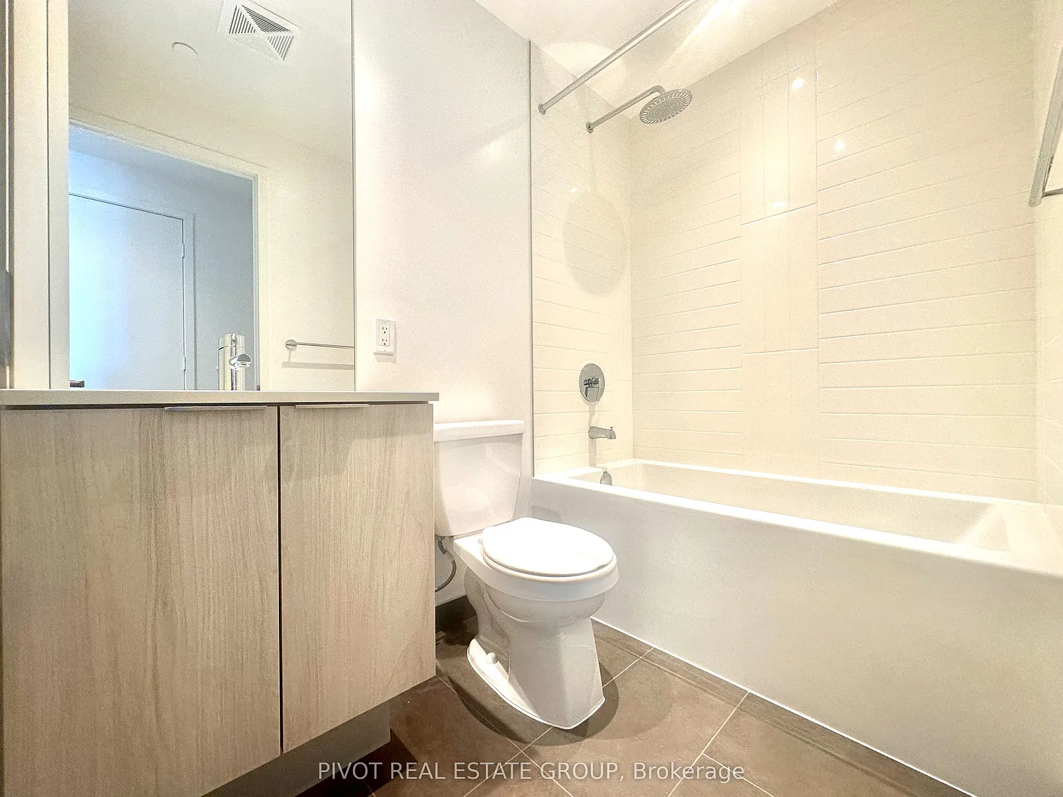 448 Burnhamthorpe Rd W — Photo 2