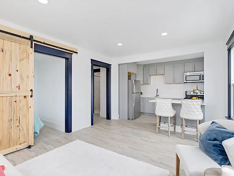 Maple Apartments — Photo 1