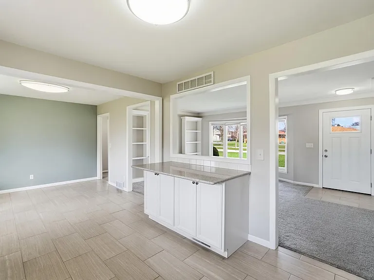 5159 Grosse Point Pkwy — Photo 13