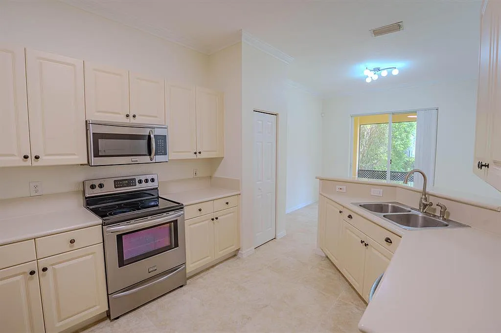3 bed, 1532 sqft, $3,350 — Photo 2
