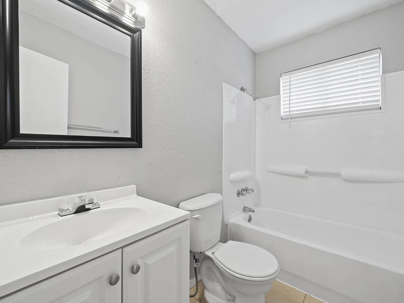 4 bed, 2.0 bath, 1255 sqft, $689 — Photo 3