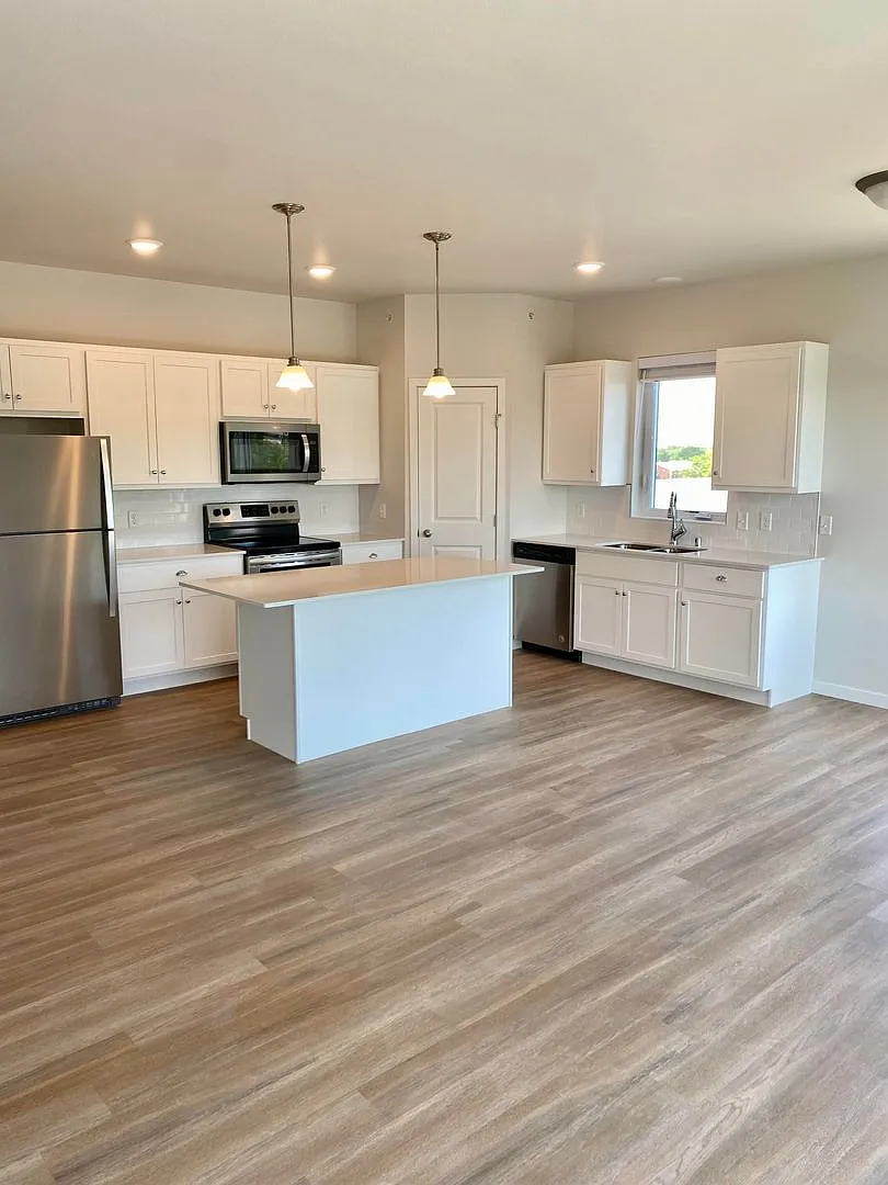 Deephaven Apartments — Photo 1