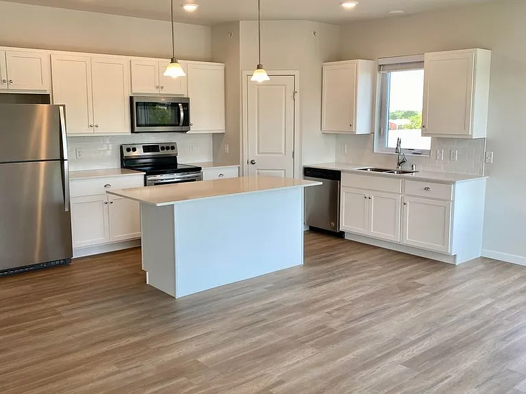 Deephaven Apartments — Photo 1