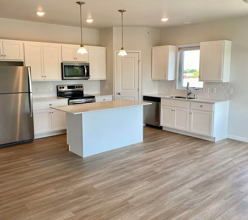 Deephaven Apartments