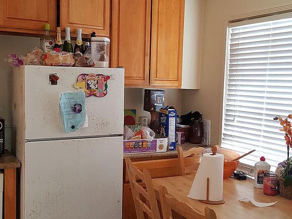 4th image of 216 Accacia St