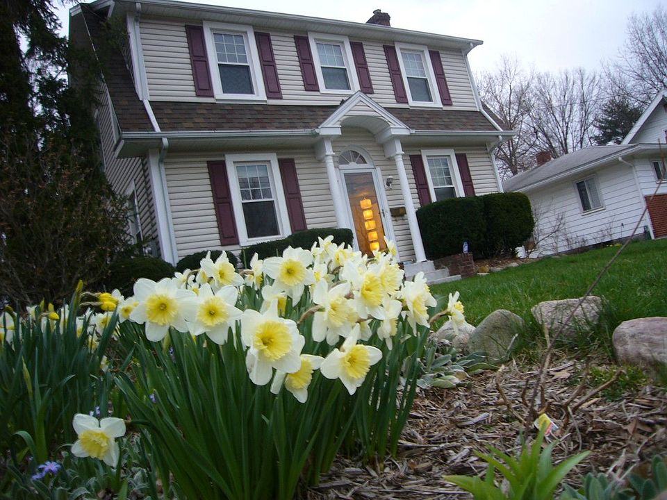 Charming colonial, perfectly landscaped pleanty of perenials.