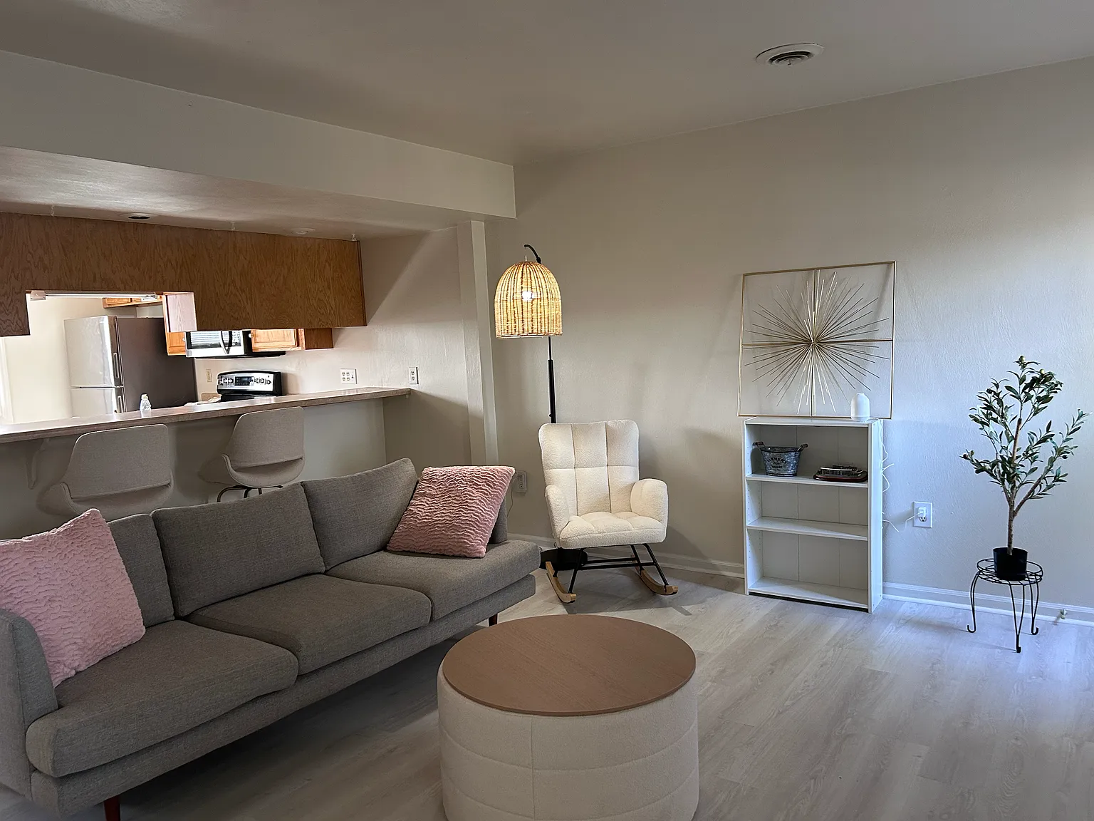 2 bed, 1.0 bath, 1120 sqft, $1,700 — Photo 2