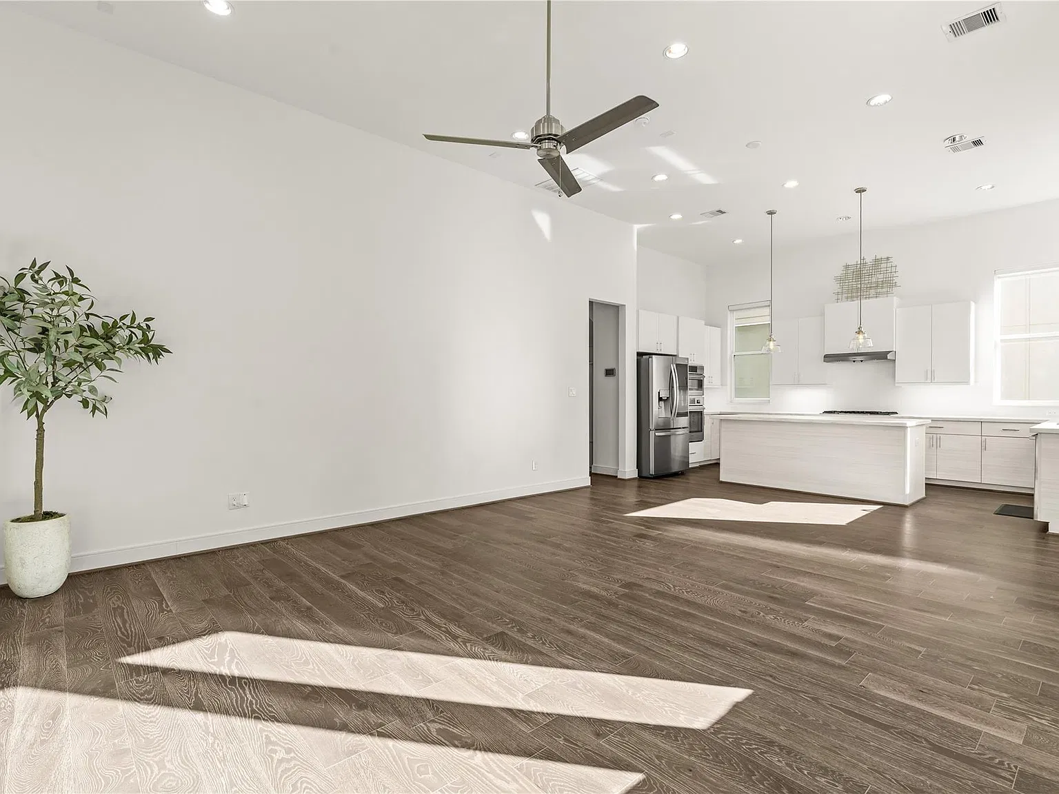 3 bed, 2.5 bath, 2073 sqft, $3,000 — Photo 4