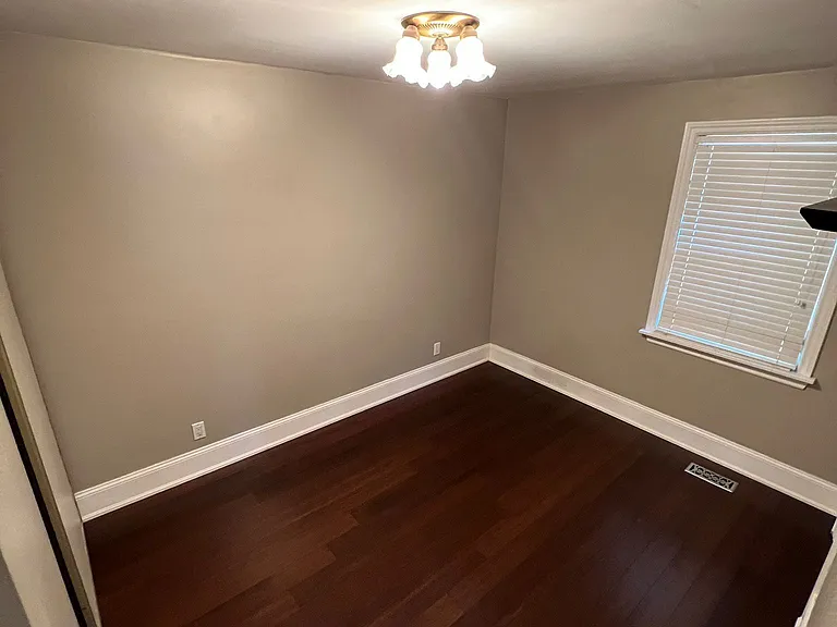 141 Bexhill Ave — Photo 5