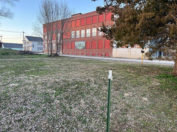 2nd image of 615 S Main St