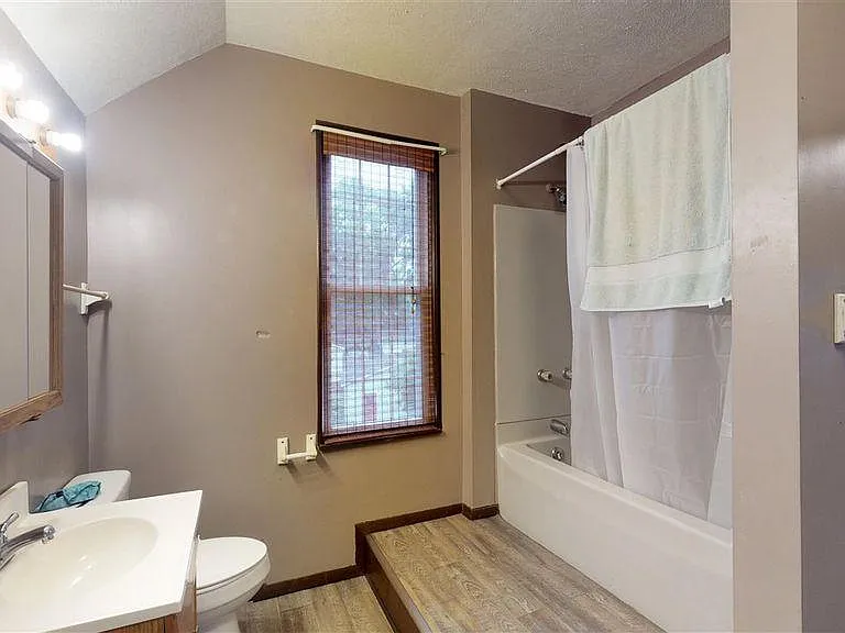 3213 Broadway Ave — Photo 9