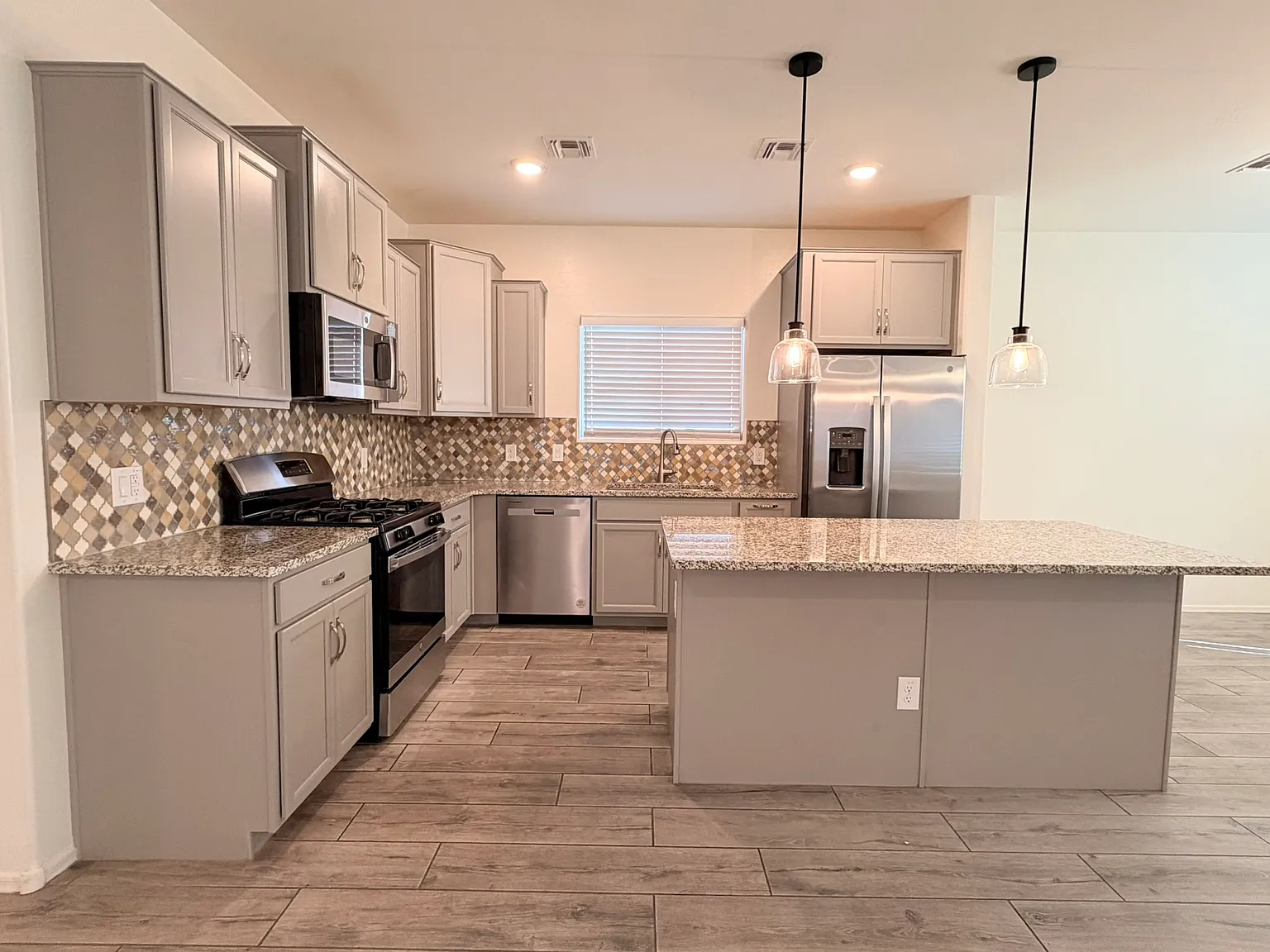 5 bed, 2275 sqft, $2,600 — Photo 2