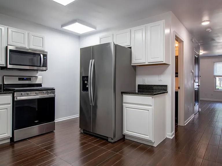 232 W 8th St — Photo 3