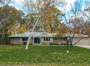 426 E Apple Tree Rd, Fox Pt, WI 53217