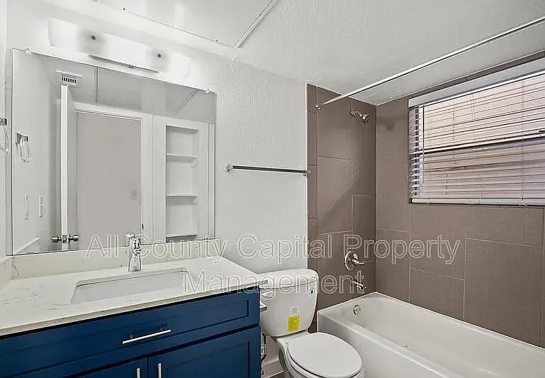 502 W 35th St #202 — Photo 8