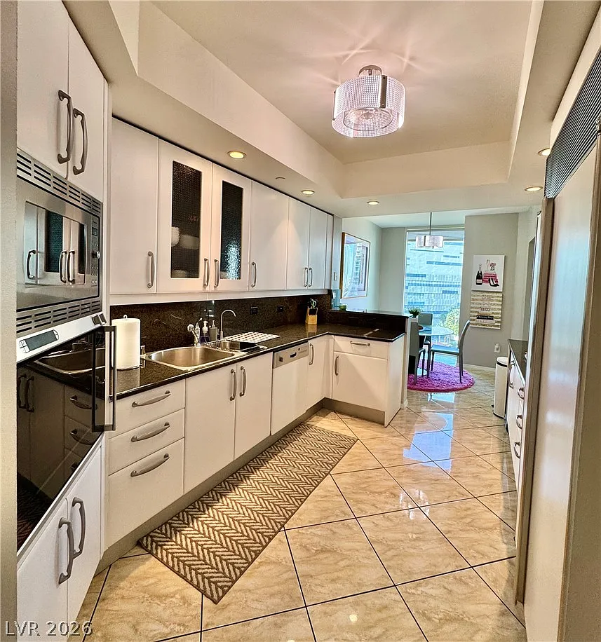 Turnberry Place — Photo 4