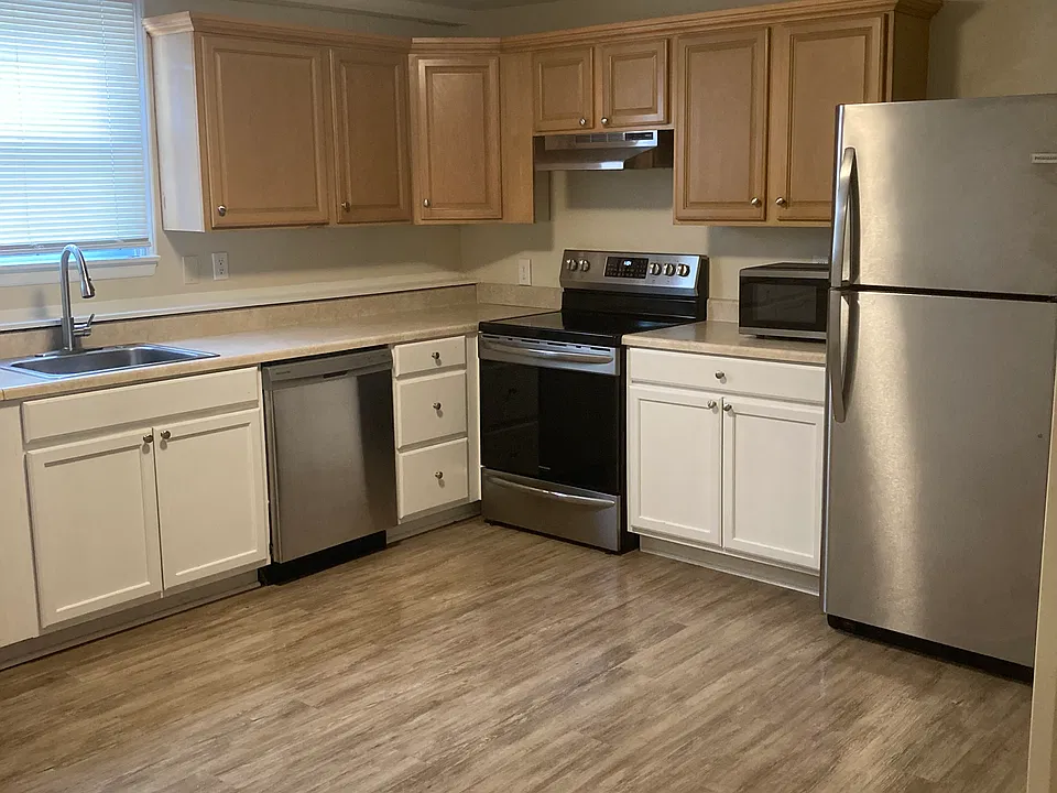 Large Kitchen-Ice maker and dishwasher.