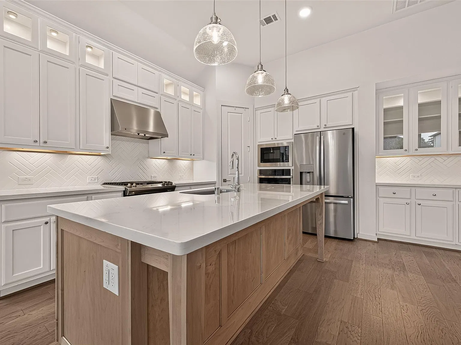 3 bed, 2.5 bath, 2265 sqft, $3,300 — Photo 1
